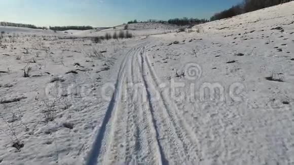 美丽的雪景与滚动的道路视频的预览图