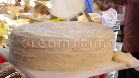 男性双手折叠土耳其平面包面团视频的预览图