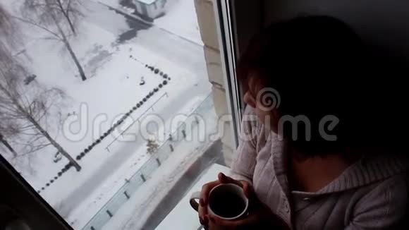 女人冬天喝咖啡窗视频的预览图