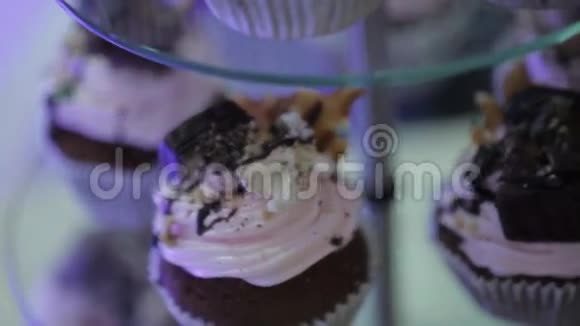 有巧克力的美味的纸杯蛋糕视频的预览图