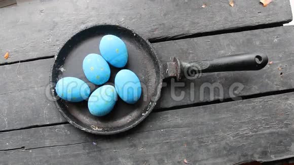 土制木制背景煎锅中的复活节彩蛋视频的预览图