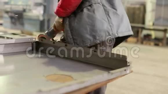 工人切割钢与角磨床视频的预览图
