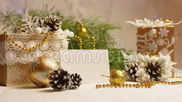 新年和圣诞节装饰的形状松果闪烁花环视频的预览图