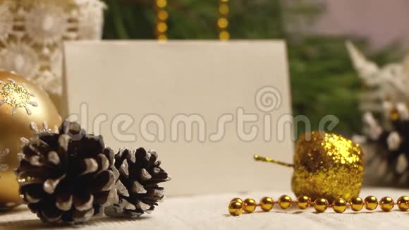 新年和圣诞节装饰的形状松果闪烁花环视频的预览图