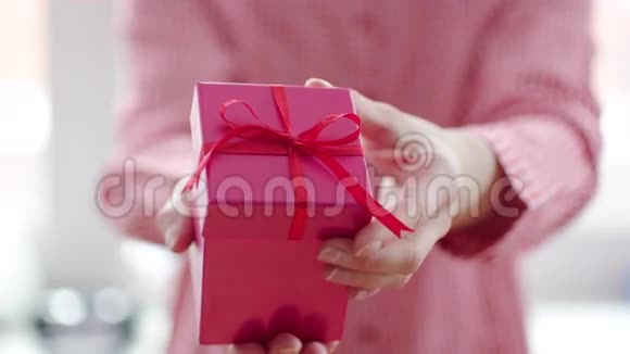 女士手打开红色礼品盒红色丝带视频的预览图