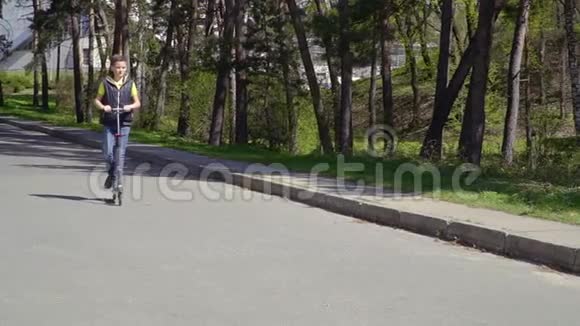这个男孩正在夏天的公园里骑着脚踏车慢动作视频的预览图