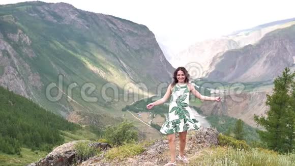 山里的年轻女子穿着一件漂亮的衣服跑步走路旋转享受大自然视频的预览图