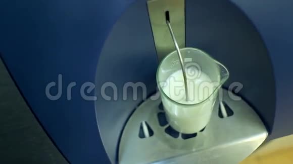 实验室检测乳制品设备中装有牛奶的玻璃视频的预览图