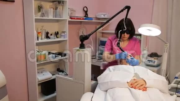 治疗师美容师做激光复兴视频的预览图