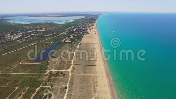 沿绿松石海海岸上空飞行空中录像视频的预览图