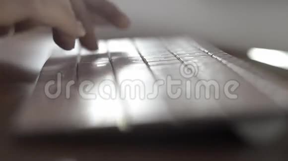 夜间电脑键盘上的女性手打字视频的预览图