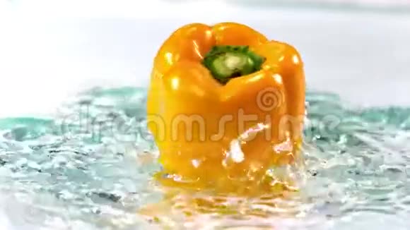黄椒在水上旋转视频的预览图