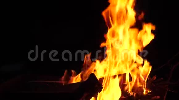 晚上烧红火烧慢动作视频的预览图