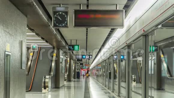 香港中环地铁火车站内部时间港铁是香港最受欢迎的交通工具视频的预览图