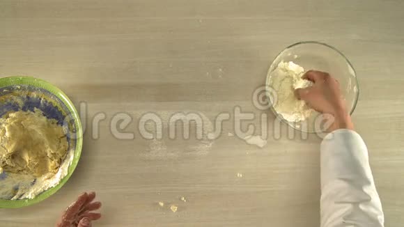 擀面团的主厨翻面桌景视频的预览图
