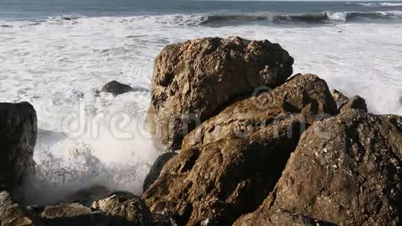 大西洋的岩石和海浪自然视频的预览图