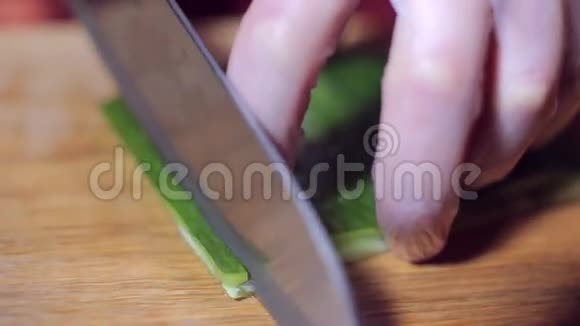 剁碎新鲜黄瓜做素素寿司卷视频的预览图