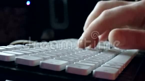手在键盘上写字视频的预览图