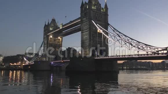 塔桥的景色伦敦夜景视频的预览图