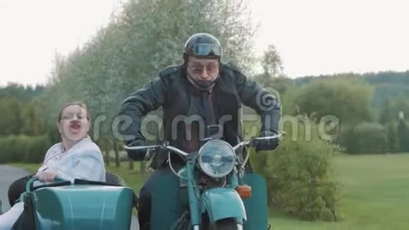 有趣的骑摩托车与女护士服装鬼脸在旁视频的预览图