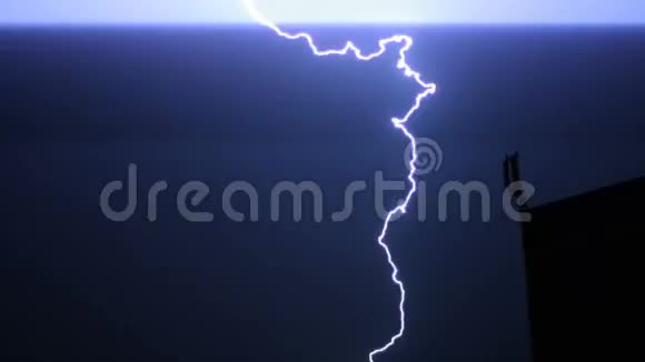 各种真正的闪电天空中的雨雷视频的预览图