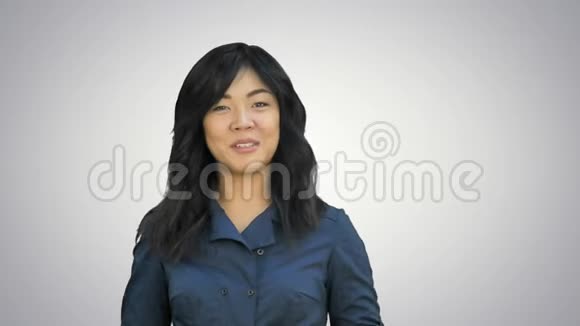 积极的亚洲女商人说话看着白色背景的摄像机视频的预览图