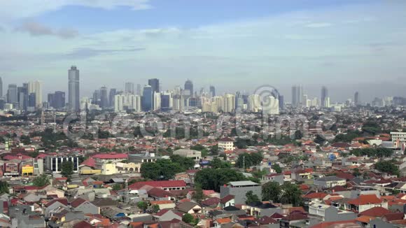 印度尼西亚雅加达的小房子和后面的摩天大楼视频的预览图