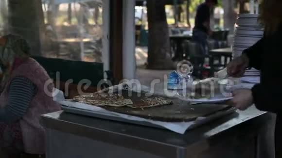土耳其民族的食物女人切蛋糕刀把它放在盘子里视频的预览图