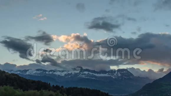 日落云在阿尔卑斯山山脉中运动时间推移视频的预览图