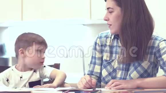 可爱的女人和小男孩做作业视频的预览图