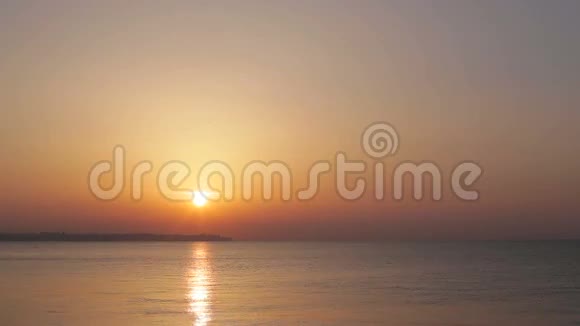 美丽的风景在大海上黎明视频的预览图