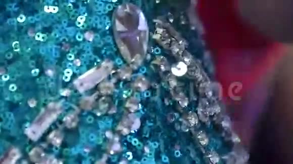 神奇的蓝色宝石不错的耳环选择性重点视频的预览图