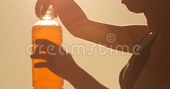 橙色运动饮料年轻运动员健康成人模特女郎特写视频的预览图