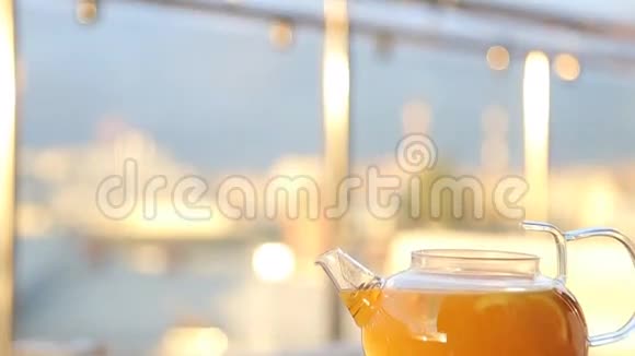 咖啡馆里桌上放着茶的壶视频的预览图