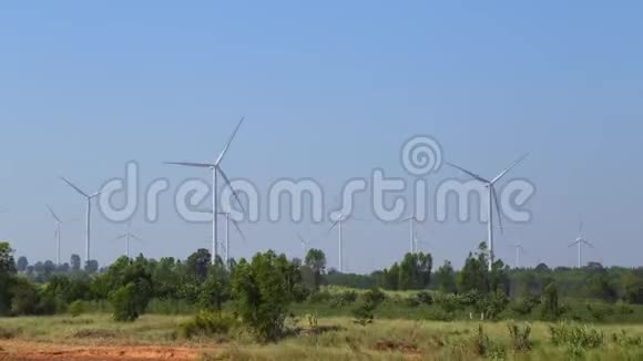 风力涡轮机产生蓝天替代能源的时间推移视频的预览图