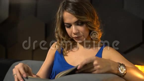 坐在沙发上看书的女孩视频的预览图