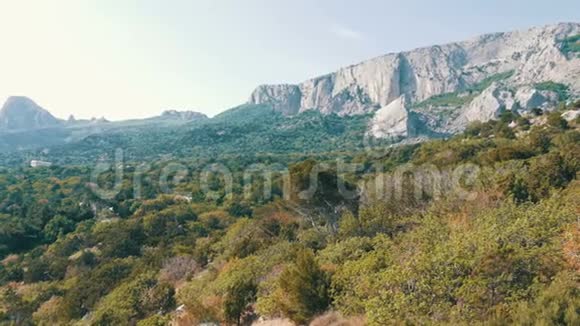 离福洛斯不远的美丽雄伟的洛矶伦山脉视频的预览图