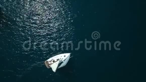 亚得里亚海帆船的鸟瞰图视频的预览图