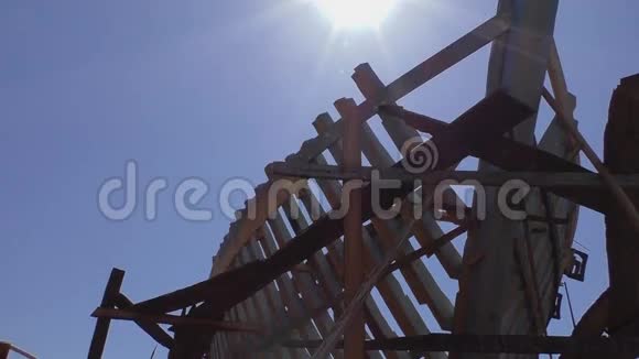 船架骨架靠太阳视频的预览图