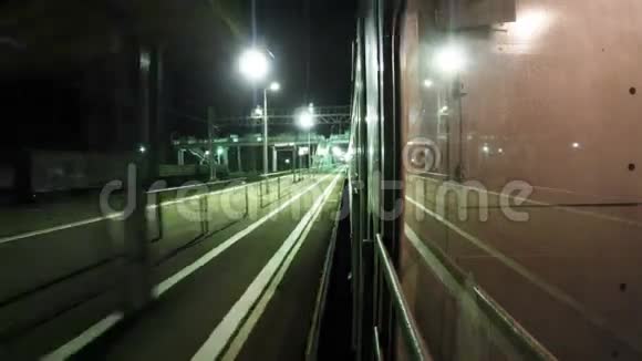 夜间列车从站台出发时光流逝视频的预览图