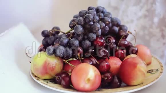 人类用葡萄樱桃和桃子从盘子里拿水果1920x1080高清高清视频的预览图