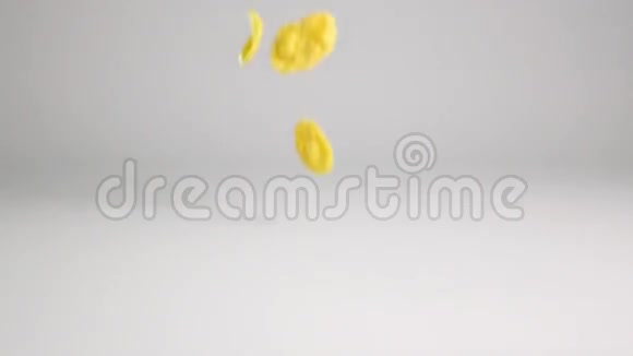 玉米片落在白色表面视频的预览图