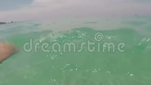 人在海中游泳用动作镜头拍摄水的视角视频的预览图