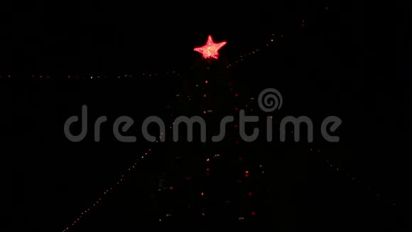 圣诞树上的大红星视频的预览图