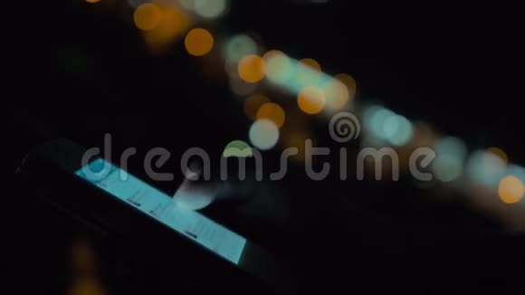 在夜间城市灯光背景下使用智能手机视频的预览图