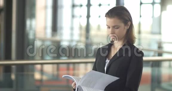 职业企业女性肖像忙于纸张工作视频的预览图