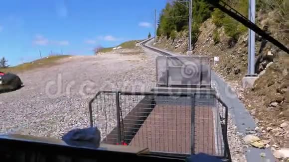 火车在铁路上的雪山上行驶瑞士阿尔卑斯山视频的预览图