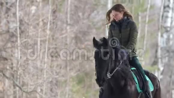 一位长发女子骑着一匹棕色的马在森林里视频的预览图