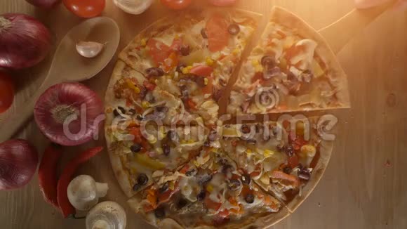 意大利披萨提供木桌俯视图视频的预览图