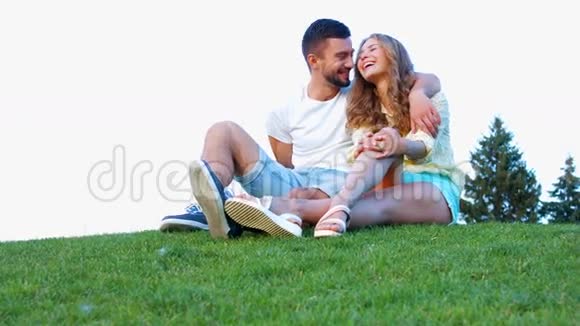 恋人们坐在草地上拥抱视频的预览图